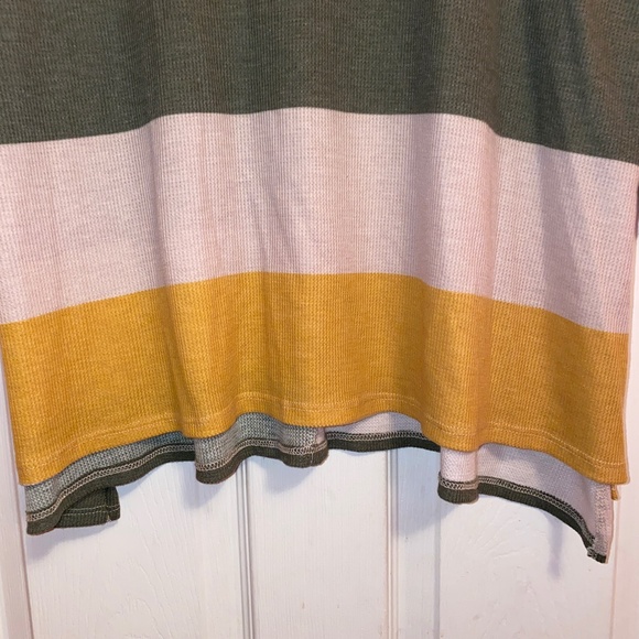 ✨$5!✨ Honeyme Wide Striped Top - Picture 2 of 10